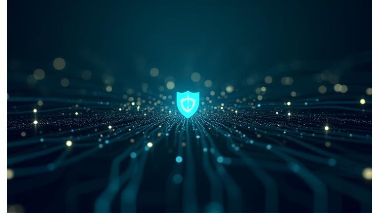 Abstracte visuele voorstelling van cybersecurity, met binaire code en een schildsymbool